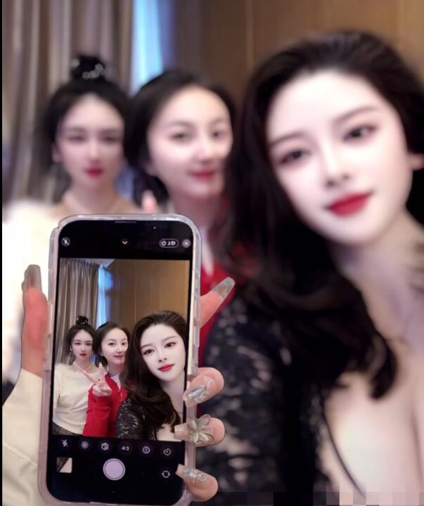 吐血推荐！母女双飞四飞，一个丰满韵味老妈带着两个很漂亮的女儿,，找上门女婿玩-一路色
